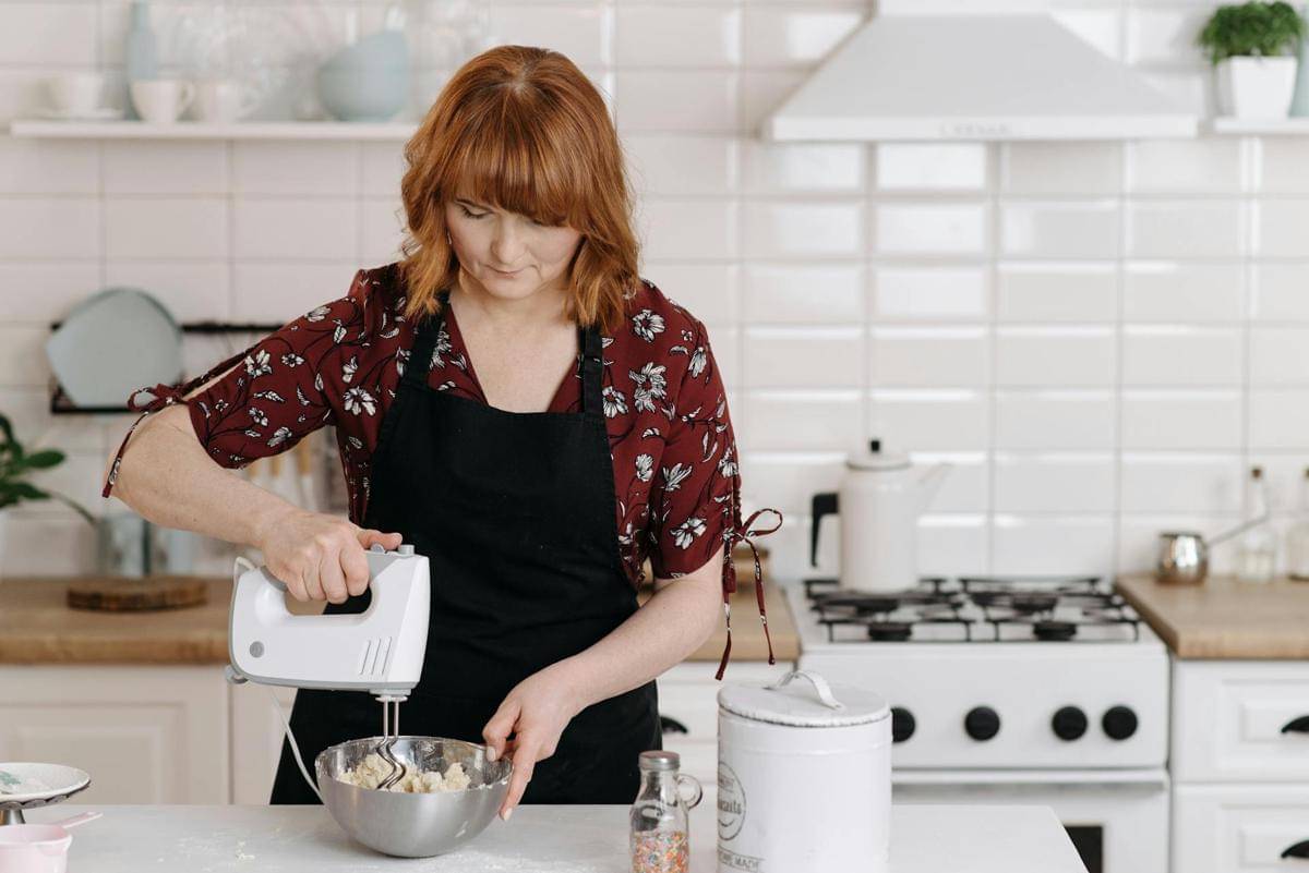 ilustrasi menggunakan mixer di dapur