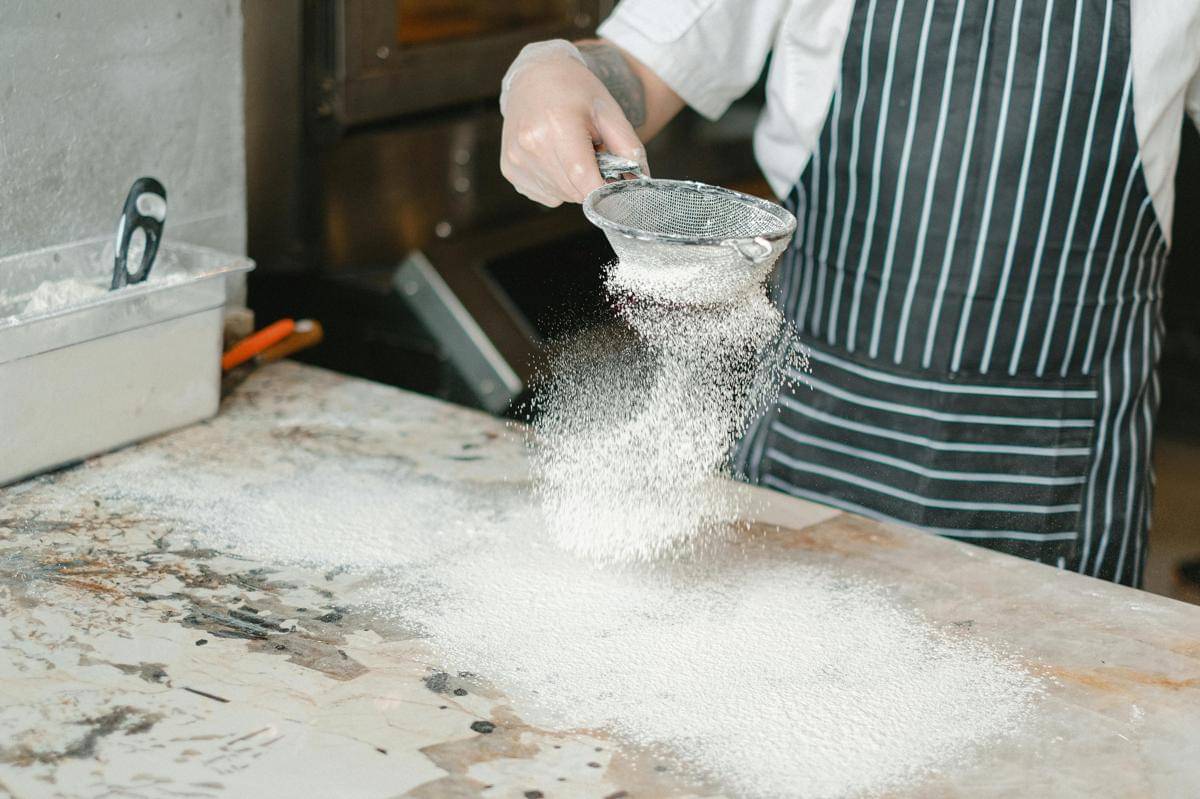 ilustrasi mengayak tepung