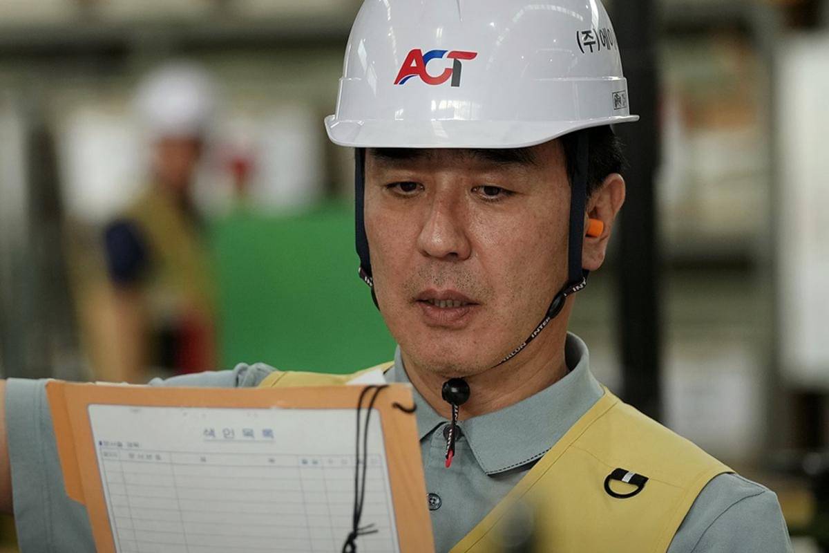 Still cut The Dream Life of Mr. Kim