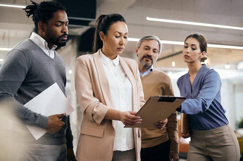 ilustrasi pemimpin di tempat kerja