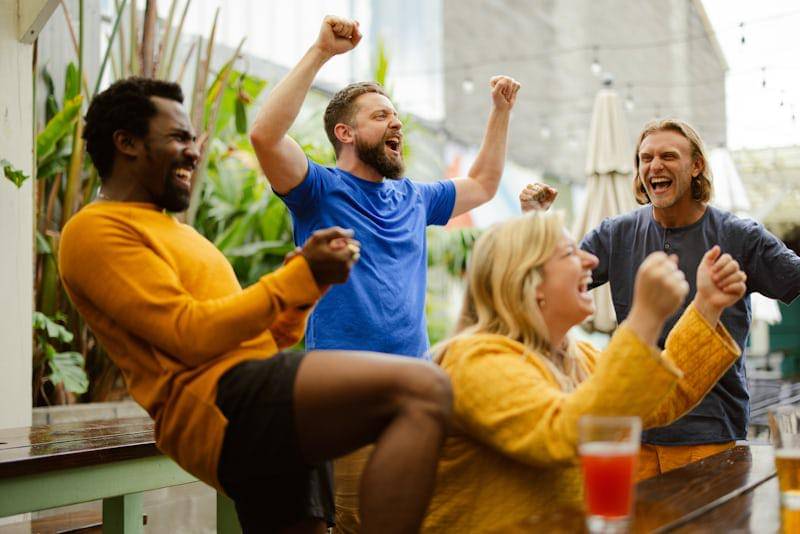 ilustrasi nongkrong bersama teman