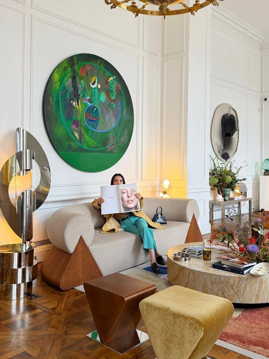 Raline Shah menikmati pameran seni di Paris