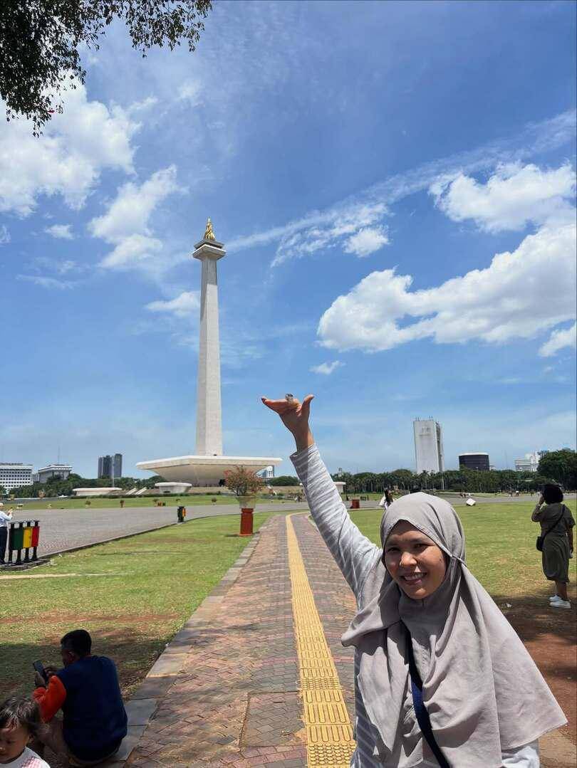 Keluarga Raim Laode main di Monas