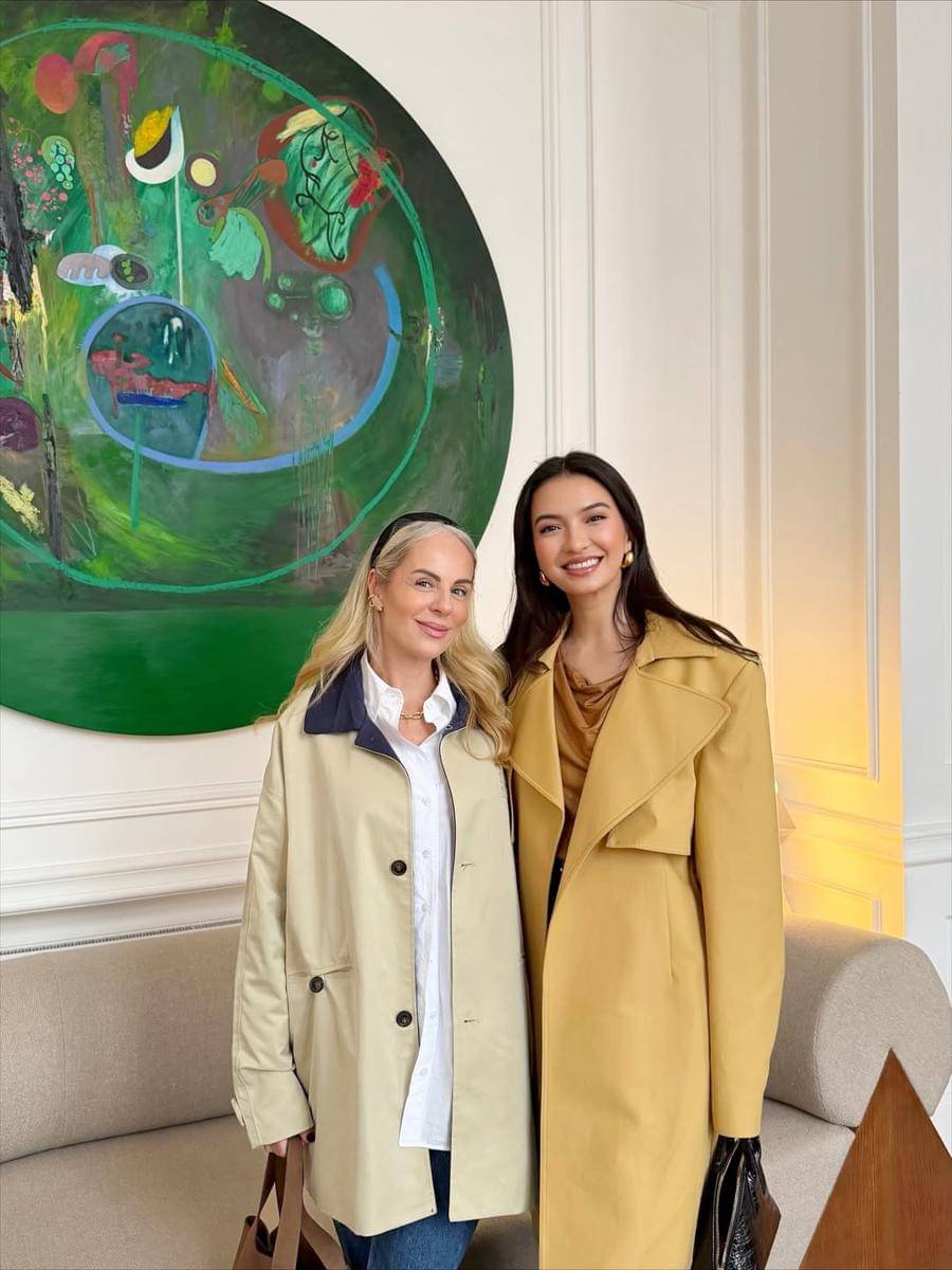 Raline Shah bersama teman di pameran seni