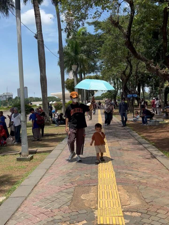Keluarga Raim Laode main di Monas