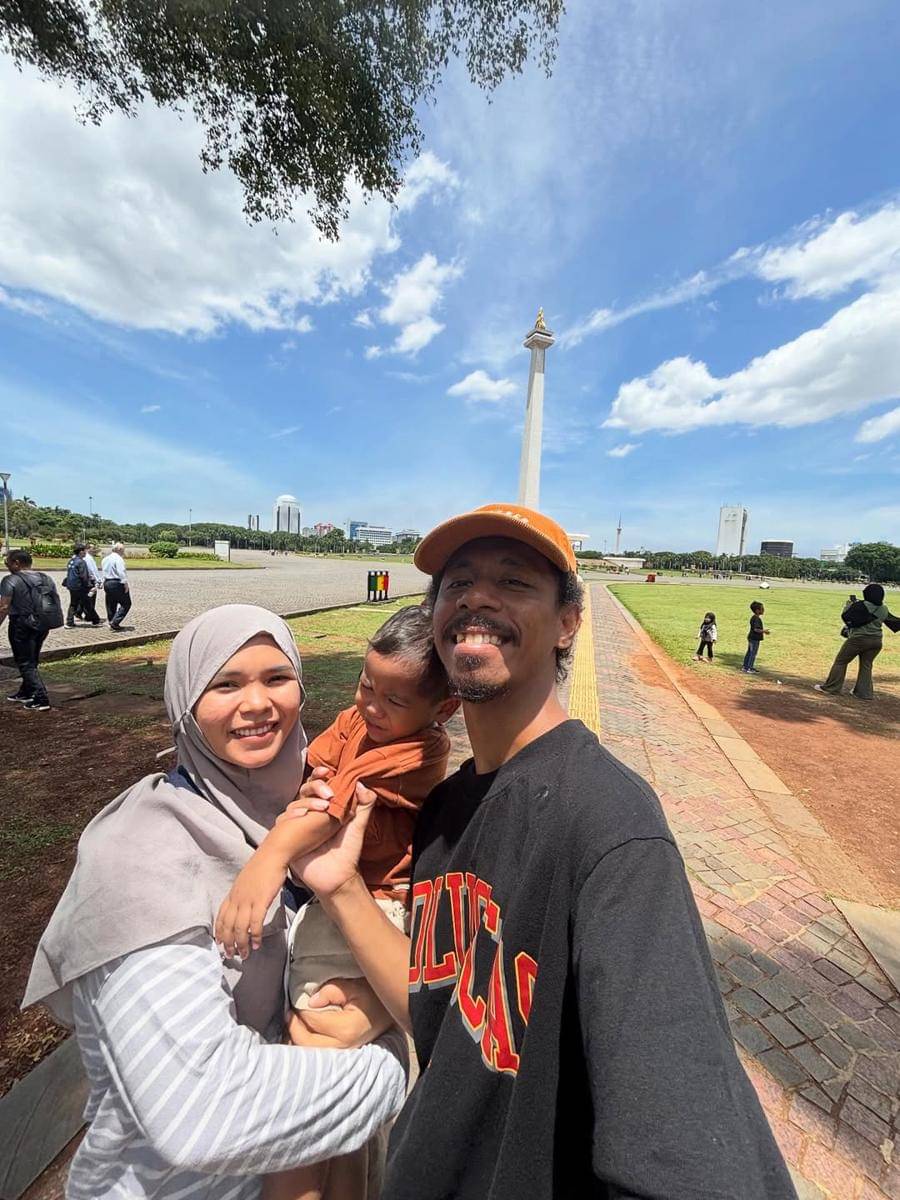 Keluarga Raim Laode main di Monas
