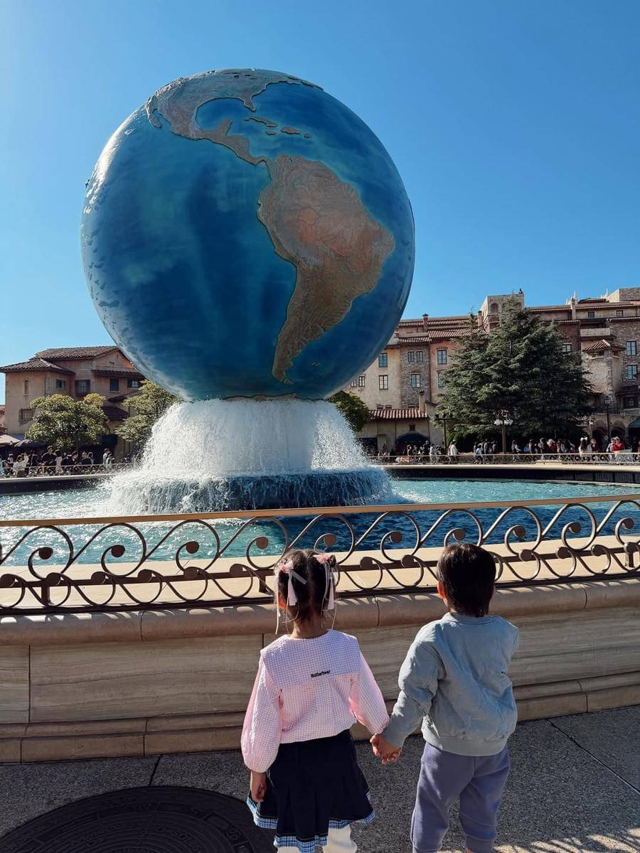 keluarga Winona Willy ke Disneyland Tokyo