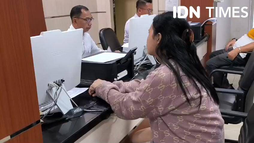 Mahasiswi berinisial RA melapor ke Polda Sumsel usai mengalami penganiayaan oleh mantan pacar (IDN Times/Rangga Erfizal)