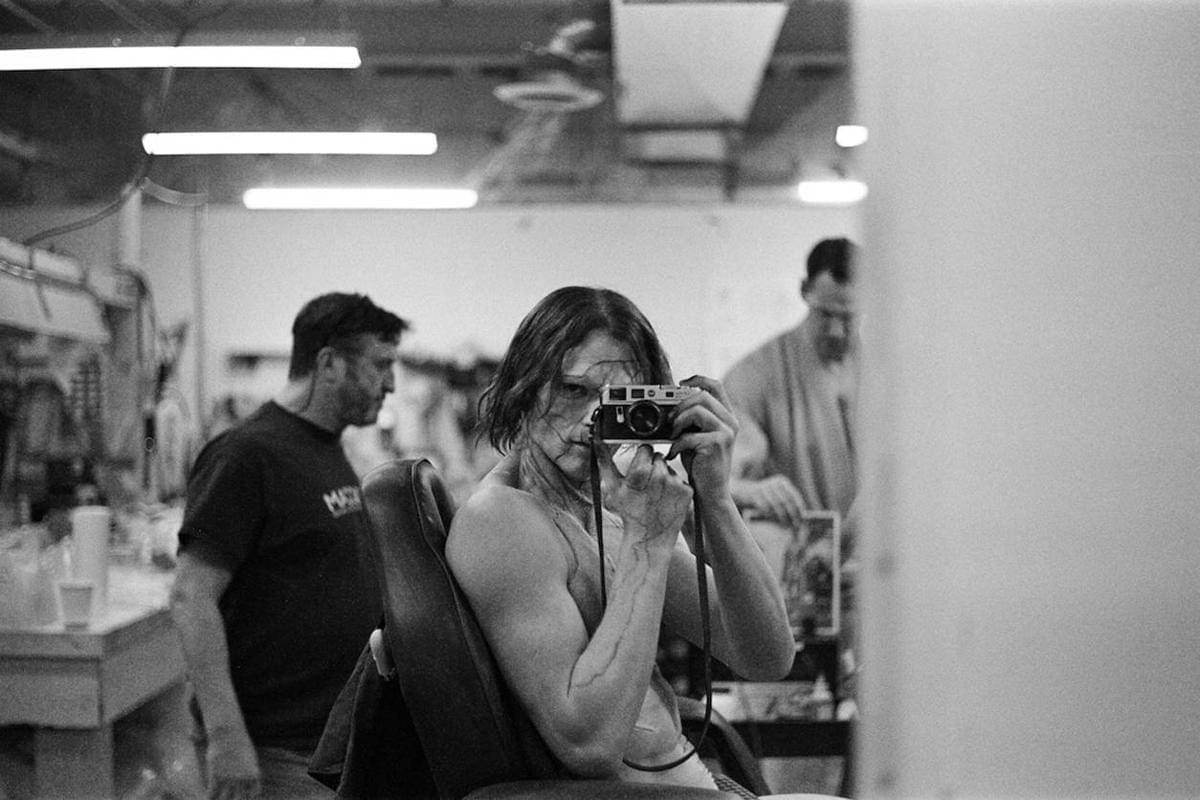 Selfie Jacob Elordi di set Frankenstein