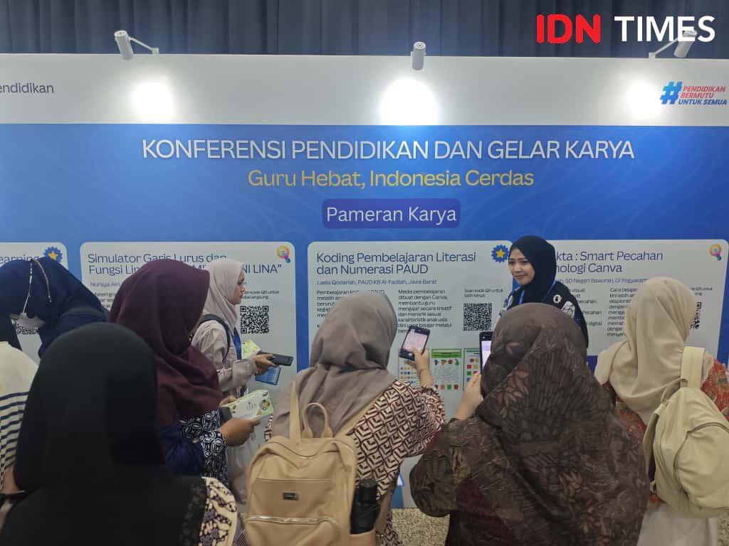 Suasana menjelang “Konferensi Pendidikan dan Gelar Karya 'Guru Hebat, Indonesia Cerdas” pada Selasa (11/11/2025) di Plaza Insan Berprestasi, Gedung A, Lantai 1 Kementerian Pendidikan Dasar dan Menengah Republik Indonesia, Jakarta Pusat. (IDN Times/Febriyanti Revitasari)