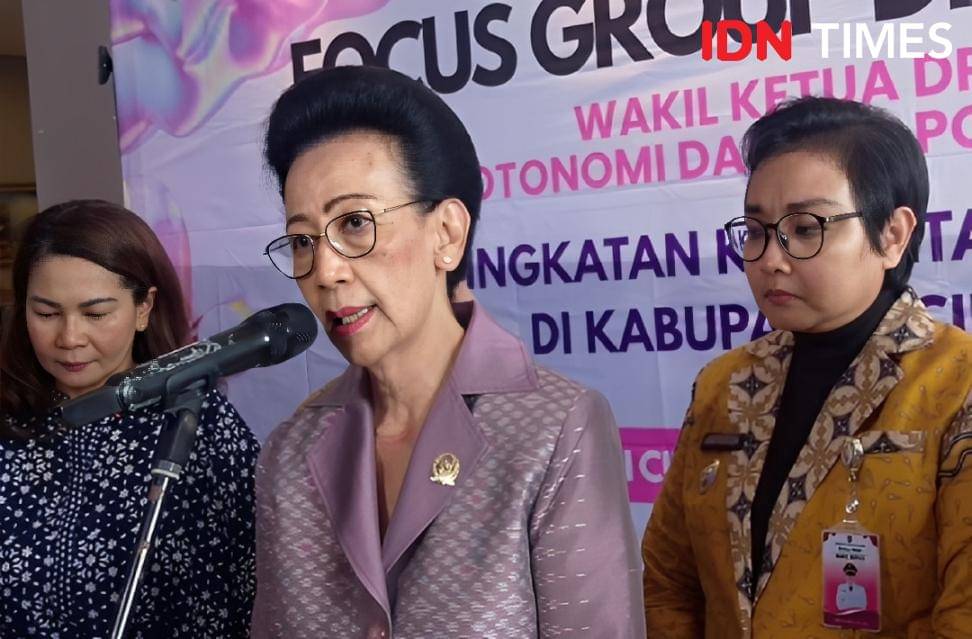 GKR Hemas (tengah) harapkn pemerintah daerah gunaka undang undang perlindungan anak dan perempuan demi mendapatkan keadilan bila terjadi hal yang merugikan, Selasa (12/11/2025).(IDN Times/Cokie Sutrisno)