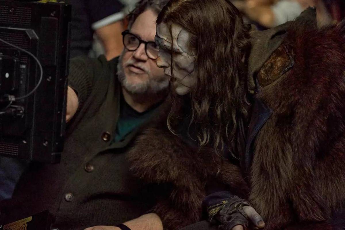 Guillermo del Toro dan Jacob Elordi di set Frankenstein
