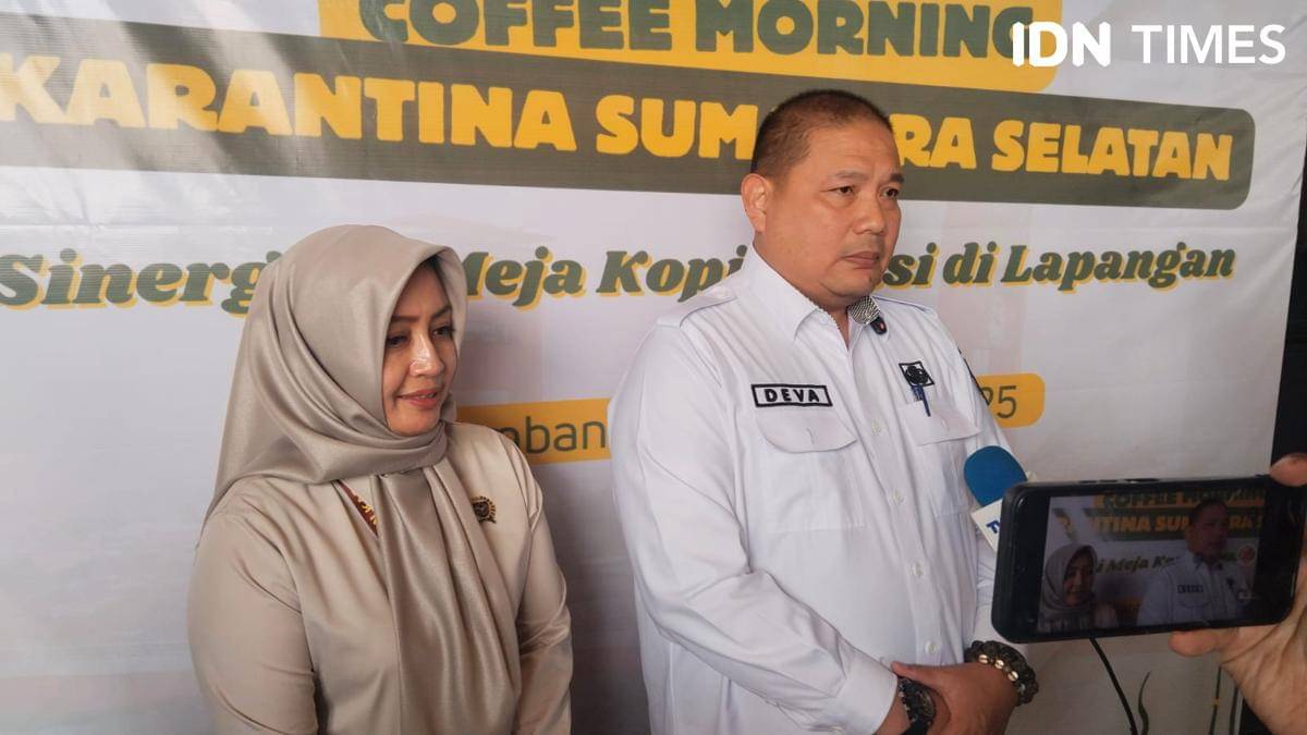 Kepala Balai Karantina Hewan Ikan dan Tumbuhan (BKHIT) Sumsel Sri Endah Ekandari (kiri) dan Staf Ahli Ekonomi, Keuangan dan Pembangunan Sumsel Deva (kanan)