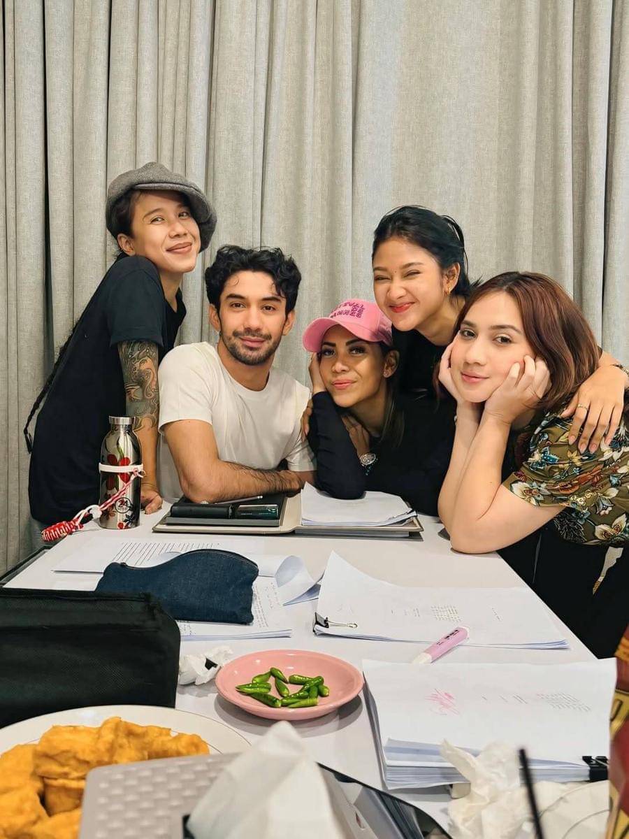 Potret Kompak Teman Sartika di Balik Layar Film Pangku