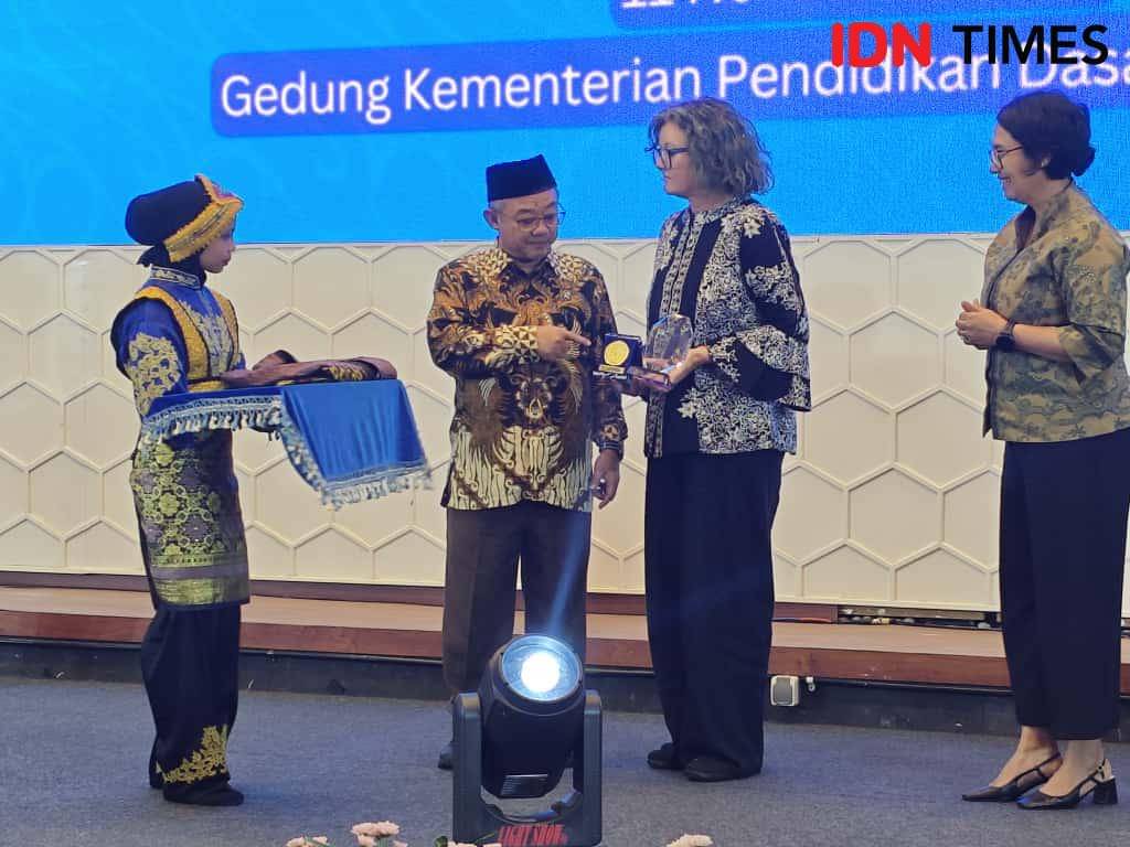 Prof. Dr. Abdul Mu'ti, M.Ed., Menteri Pendidikan Dasar dan Menengah Republik Indonesia dan Megan Townes, Pimpinan Regional Canva Pendidikan untuk wilayah Asia Pasifik dan Jepang dalam “Konferensi Pendidikan dan Gelar Karya 'Guru Hebat, Indonesia Cerdas” pada Selasa (11/11/2025) di Plaza Insan Berprestasi, Gedung A, Lantai 1 Kementerian Pendidikan Dasar dan Menengah Republik Indonesia, Jakarta Pusat.