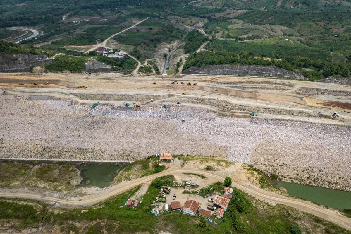 Foto udara suasana pembangunan Proyek Strategis Nasional (PSN) Bendungan Jragung di Desa Candirejo, Pringapus, Kabupaten Semarang, Jawa Tengah, Selasa (11/11/2025). (ANTARA FOTO/Aprillio Akbar)