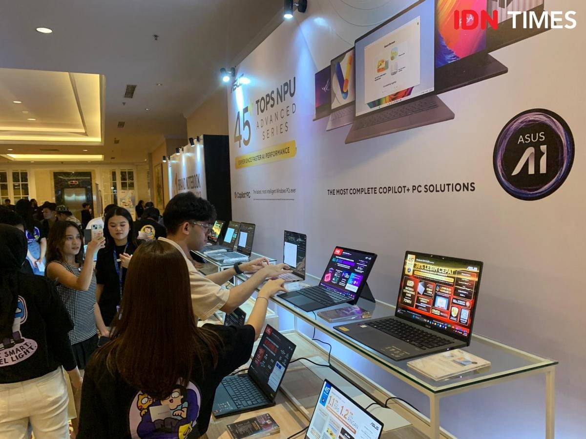 Pengunjung mencoba ragam seri Laptop AI terbarunya di Sumut, Rabu (12/11/2025) (IDN Times/Doni Hermawan)