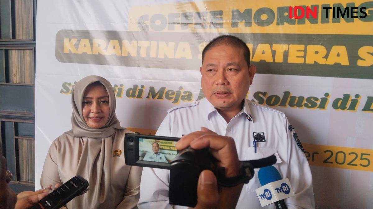 Kepala Balai Karantina Hewan Ikan dan Tumbuhan (BKHIT) Sumsel Sri Endah Ekandari (kiri) dan Staf Ahli Ekonomi, Keuangan dan Pembangunan Sumsel Deva (kanan)