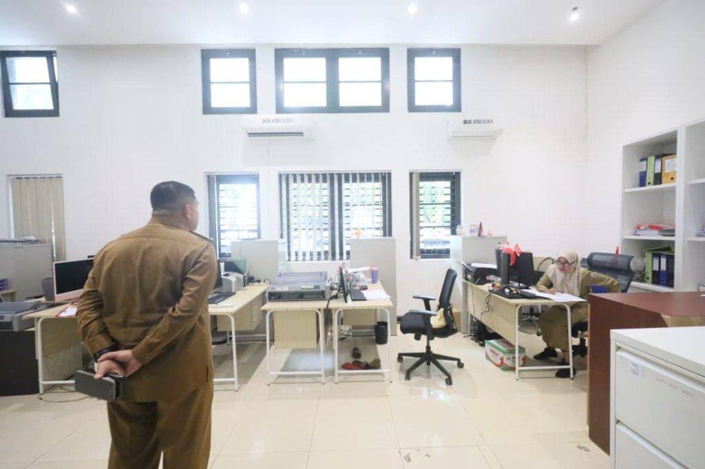 Suasana salah satu ruangan di Balai Kota Makassar saat Wali Kota Munafri Arifuddin sidak, Selasa (11/12/2025). (dok. Humas Pemkot Makassar)