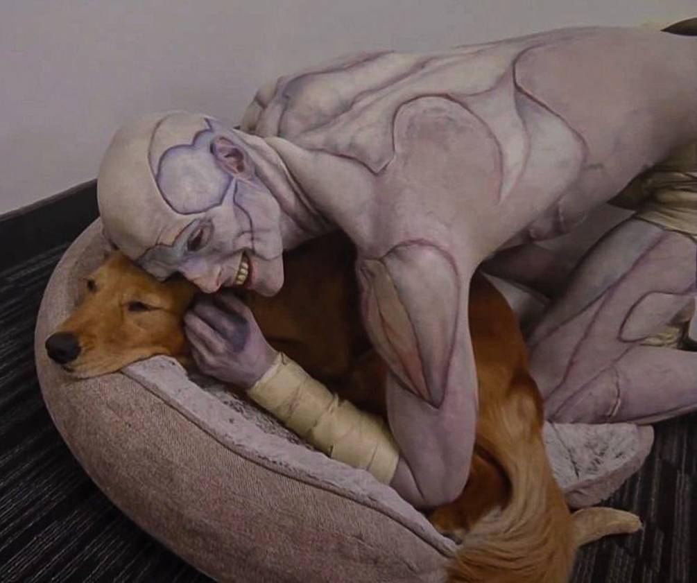 Jacob Elordi bersama anjingnya di set film Frankenstein