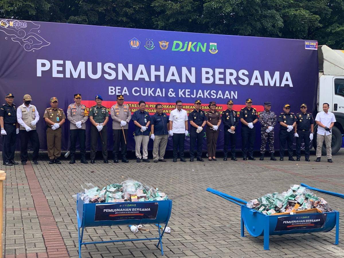 Pemusnahan barang langgar aturan cukai oleh di ICE BSD, Tangerang (IDN Times/Muhamad Iqbal)Pemusnahan barang langgar aturan cukai oleh di ICE BSD, Tangerang (IDN Times/Muhamad Iqbal)