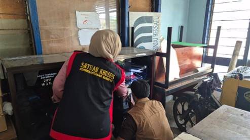 Tim Kejari Sinjai menggeledah empat kantor pemkab terkait tiga kasus dugaan korupsi, Selasa (11/11/2025). (Dok. Kejari Sinjai)