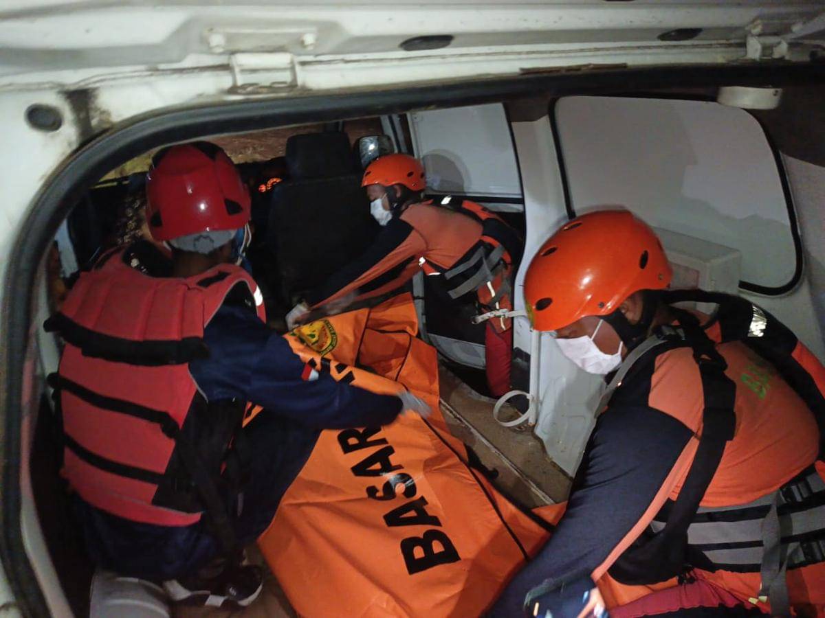 Evakuasi jasad korban tenggelam di perairan Sungai Musi, Muara Enim (Dok: Kantor SAR Palembang)