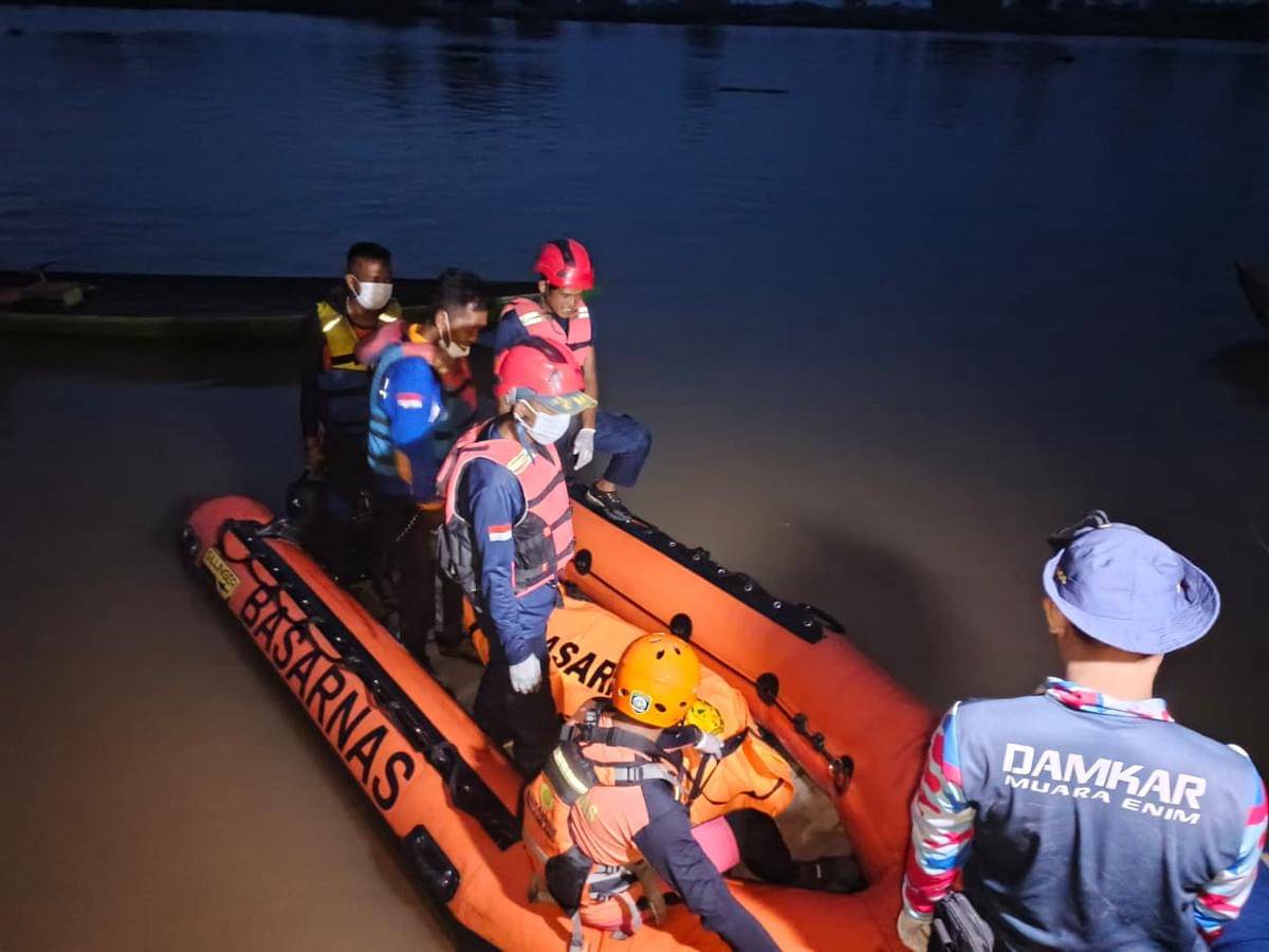 Evakuasi jasad korban tenggelam di perairan Sungai Musi, Muara Enim (Dok: Kantor SAR Palembang)