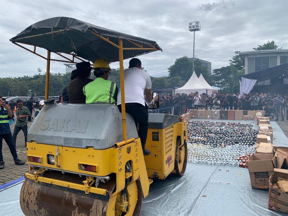 Pemusnahan barang langgar aturan cukai oleh di ICE BSD, Tangerang (IDN Times/Muhamad Iqbal)