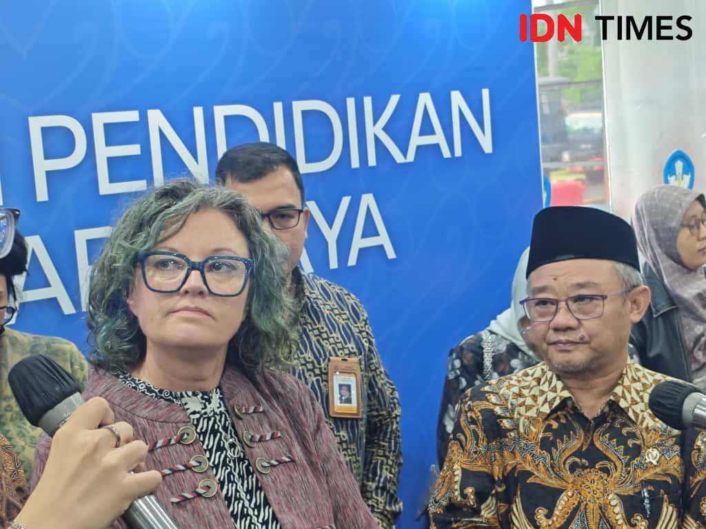 Prof. Dr. Abdul Mu'ti, M.Ed., Menteri Pendidikan Dasar dan Menengah Republik Indonesia dan Megan Townes, Pimpinan Regional Canva Pendidikan untuk wilayah Asia Pasifik dan Jepang dalam “Konferensi Pendidikan dan Gelar Karya 'Guru Hebat, Indonesia Cerdas” pada Selasa (11/11/2025) di Plaza Insan Berprestasi, Gedung A, Lantai 1 Kementerian Pendidikan Dasar dan Menengah Republik Indonesia, Jakarta Pusat. (IDN Times/Febriyanti Revitasari)