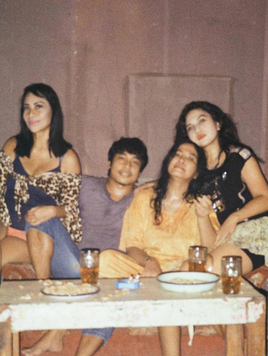 Potret Kompak Teman Sartika di Balik Layar Film Pangku