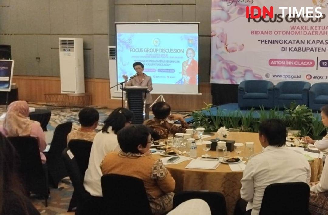 GKR Hemas saat memberi tiga pesan penting bagi kaum perempuan di Cilacap yang disebutnya mampu sebagai penggerak ekonomi rakyat di pesisir, Selasa (12/11/2025).(IDN Times/Cokie Sutrisno)