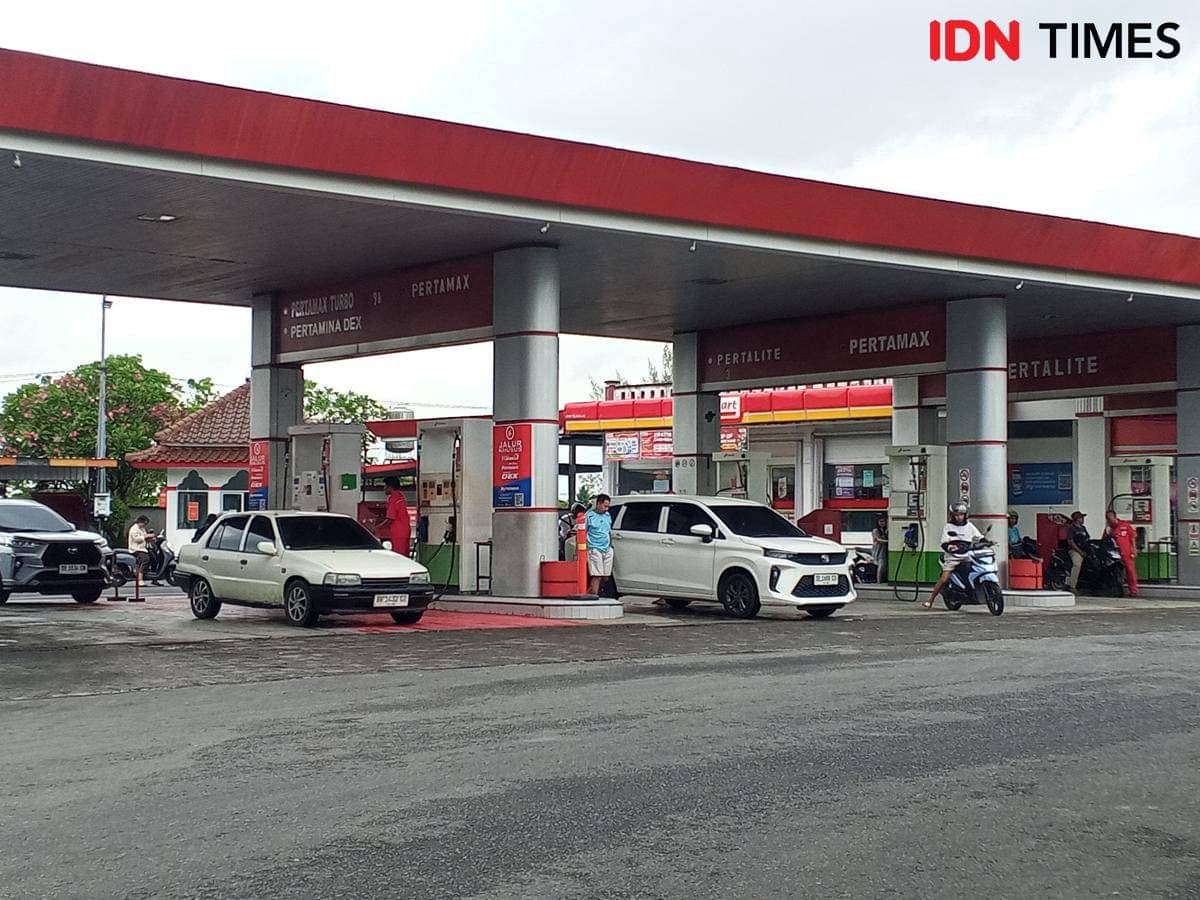 Antrean pengisian BBM di salah satu SPBU di Kota Mataram. 