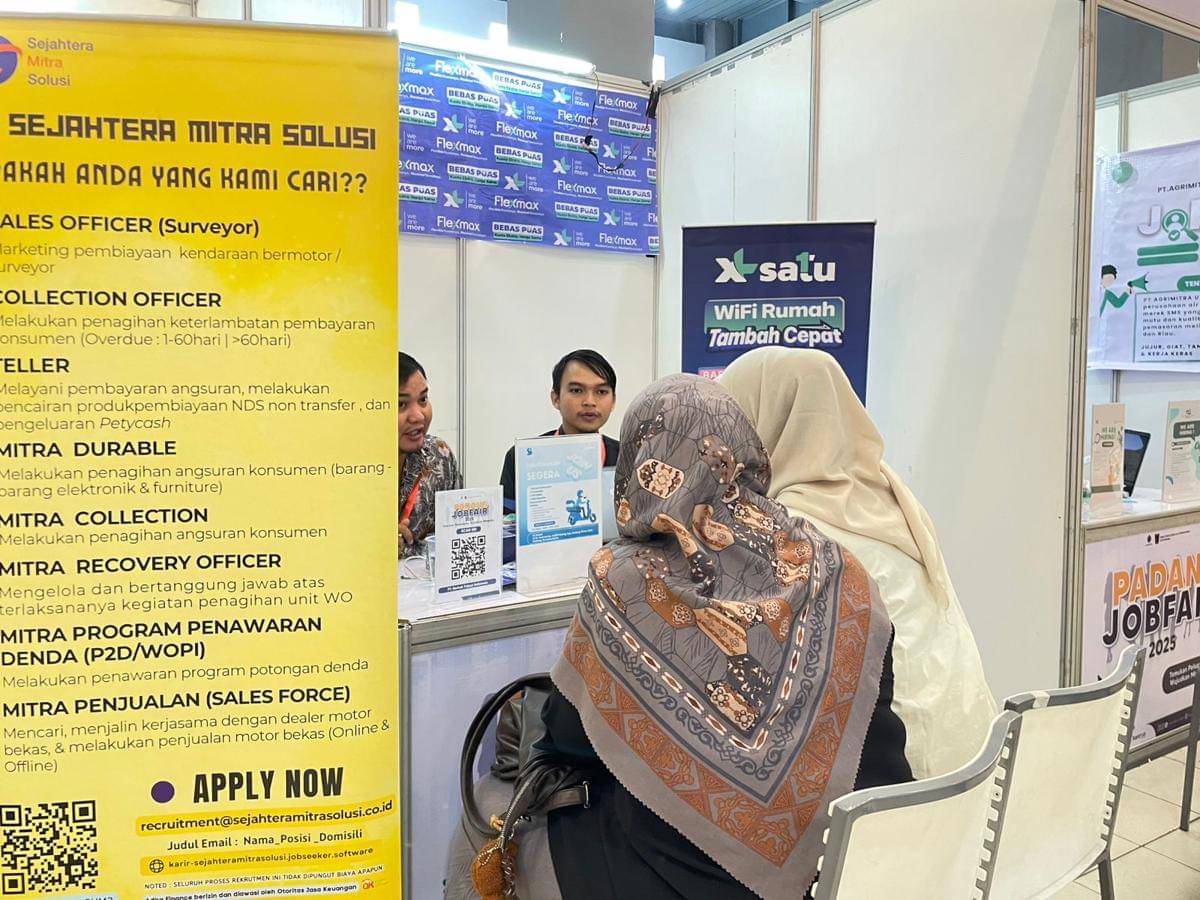 Pencari Kerja mendaftar di salah satu perusahaan di Job Fair Padang 2025 (foto: IDN Times/Halbert Caniago)