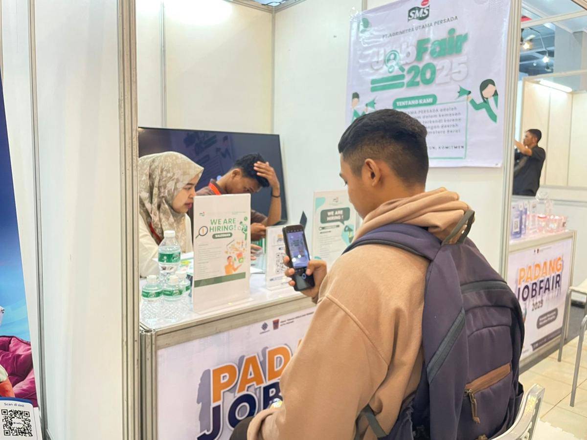 Pencari Kerja mendaftar di salah satu perusahaan di Job Fair Padang 2025 