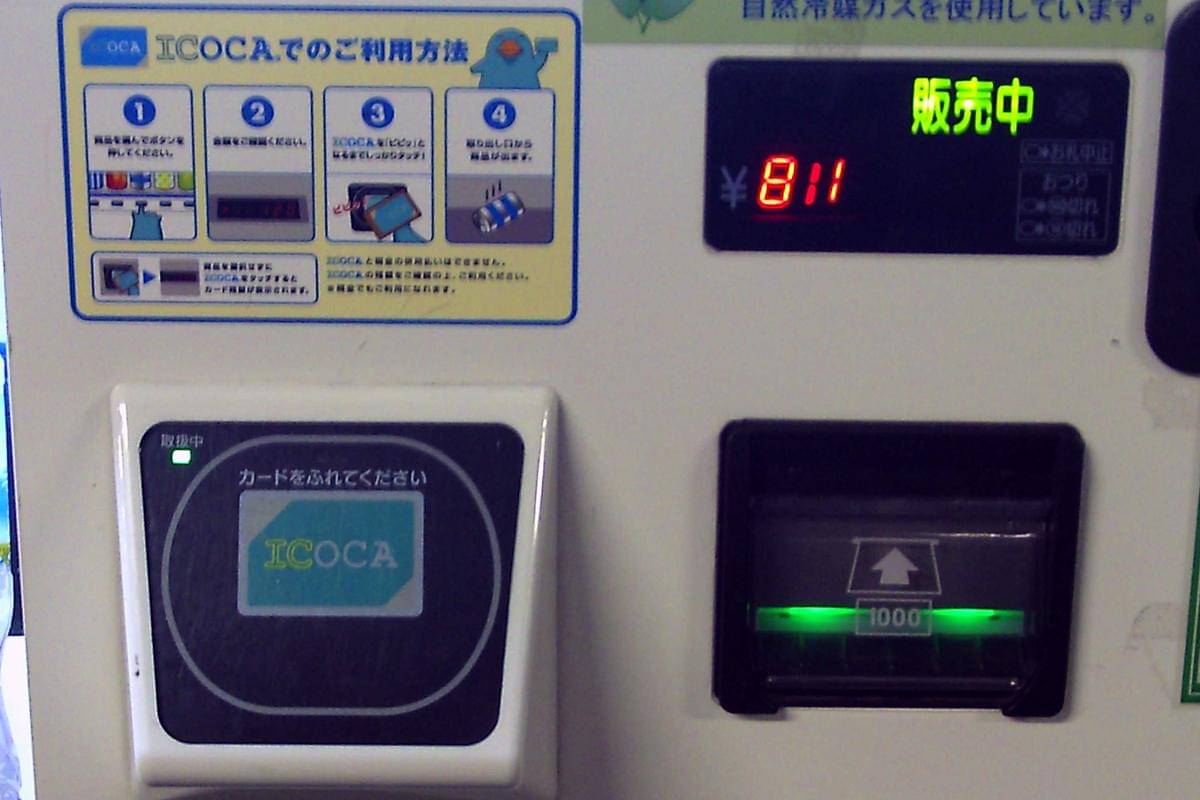 ilustrasi vending mache dengan ICOCA card reader