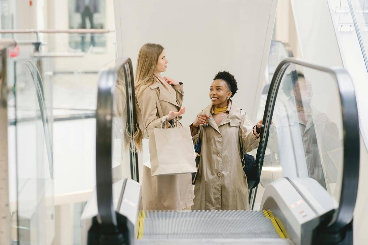 ilustrasi belanja di mall