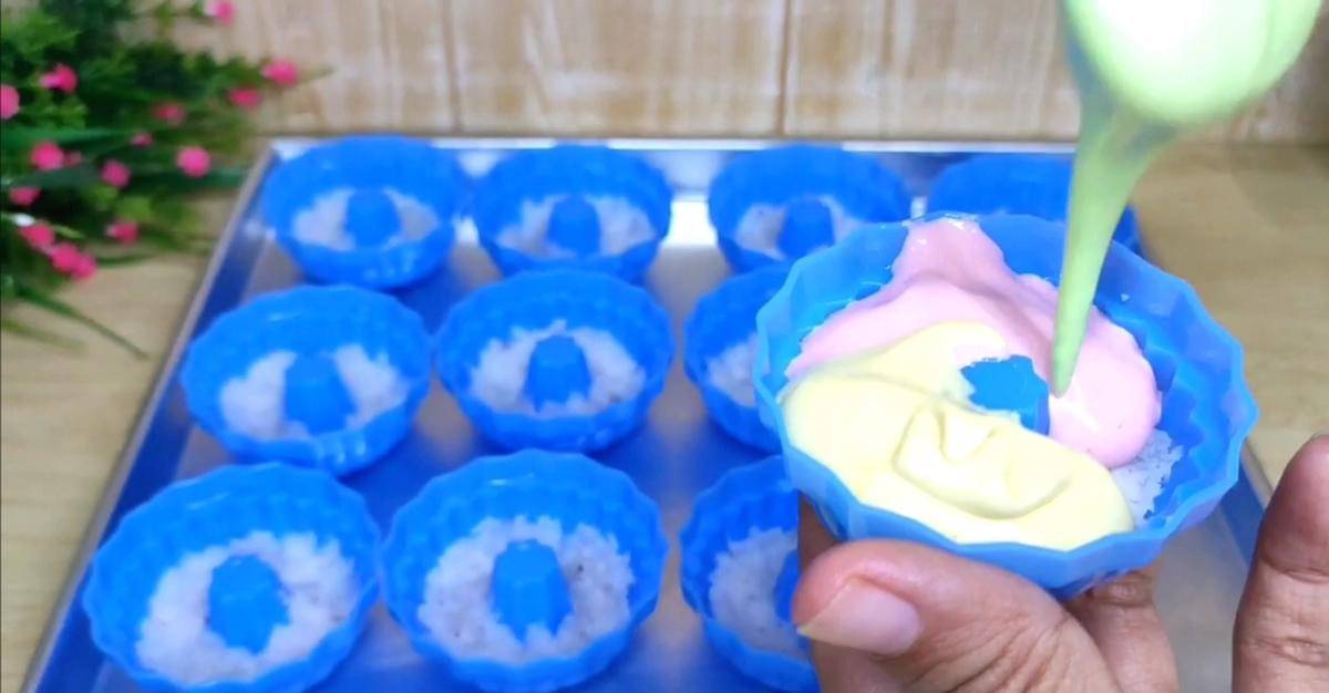 ilustrasi menuang adonan putu ayu pelangi ke dalam cetakan