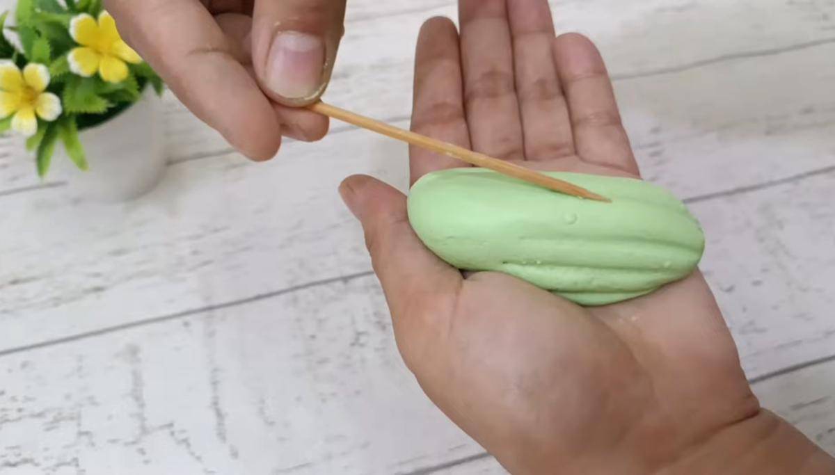 ilustrasi memberi guratan pada adonan