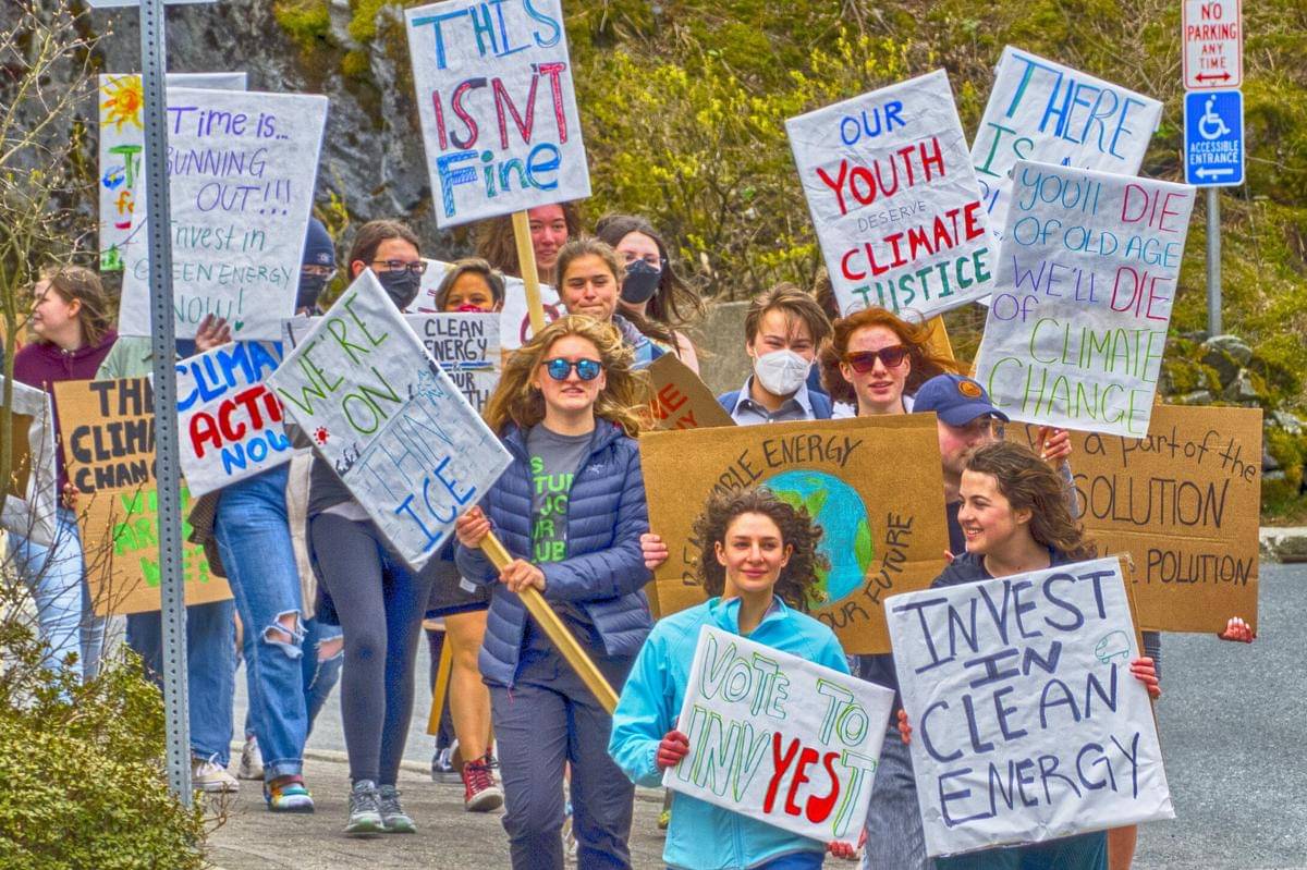 Siswa SMA saat protes bertajuk Fight For Our Future: Rally for the Climate in Support of AK HB 227 di Alaska State Capitol, Juneau, Alaska Tenggara.