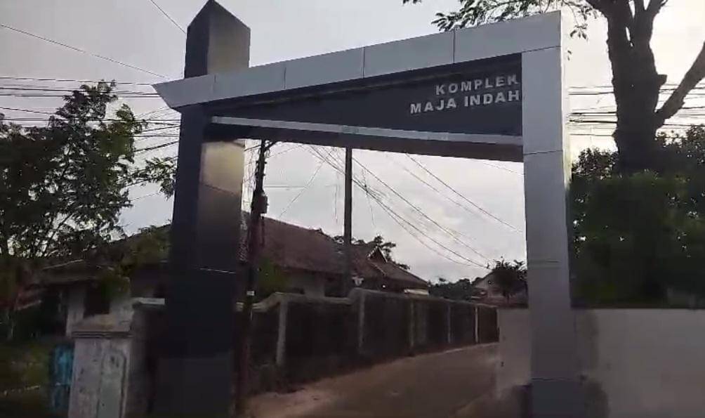 Penampakan gapura ratusan juta menuju rumah Plt Sekda Pandeglang (Dok. tangkapan layar video Banten Keras)