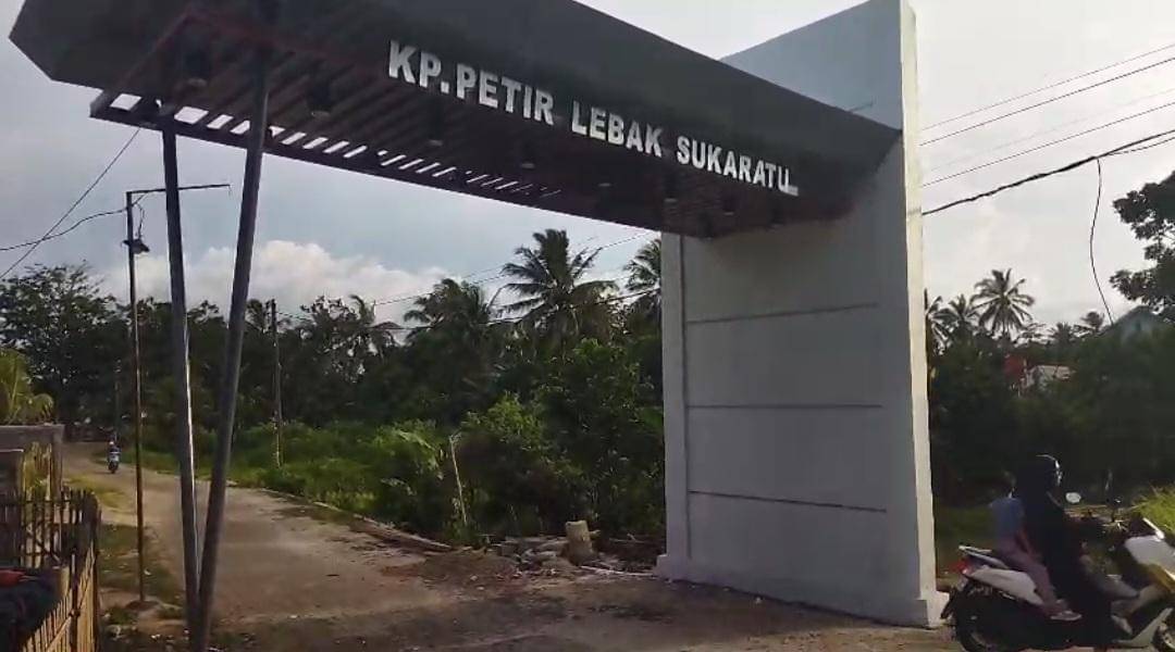 Penampakan gapura ratusan juta menuju rumah Wabup Pandeglang (Dok. tangkapan layar video Banten Keras)