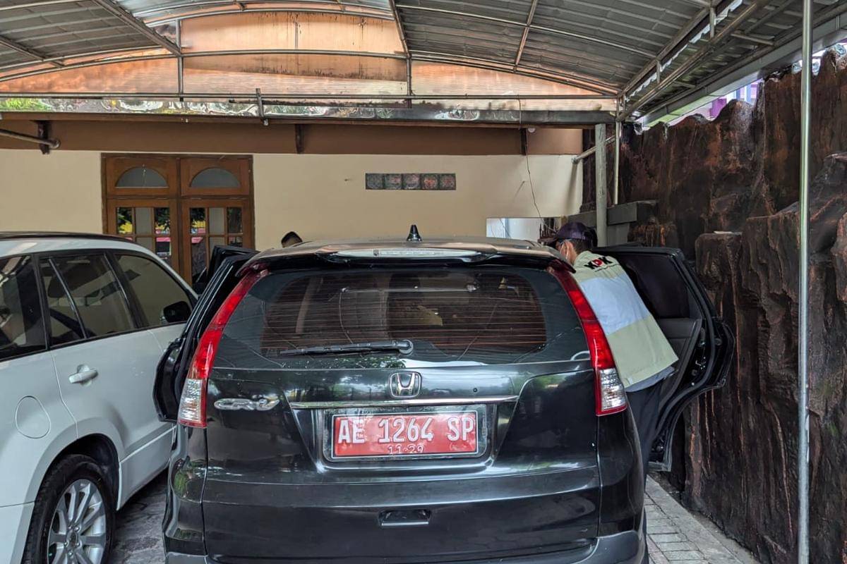 Rumah dinas Sekda Agus Pramono di Jalan HOS Cokroaminoto digeledah hingga ke dua mobil dinas berpelat merah. IDN Times/Riyanto.