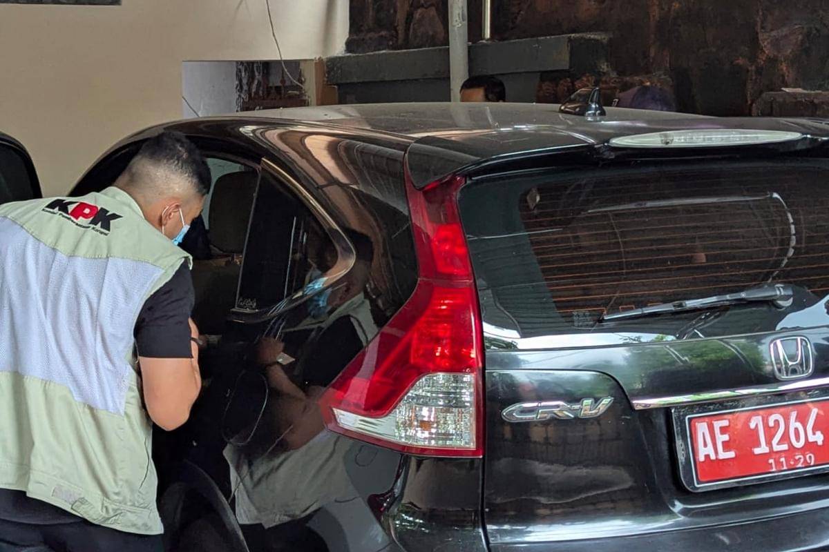 Rumah dinas Sekda Agus Pramono di Jalan HOS Cokroaminoto digeledah hingga ke dua mobil dinas berpelat merah. IDN Times/Riyanto.