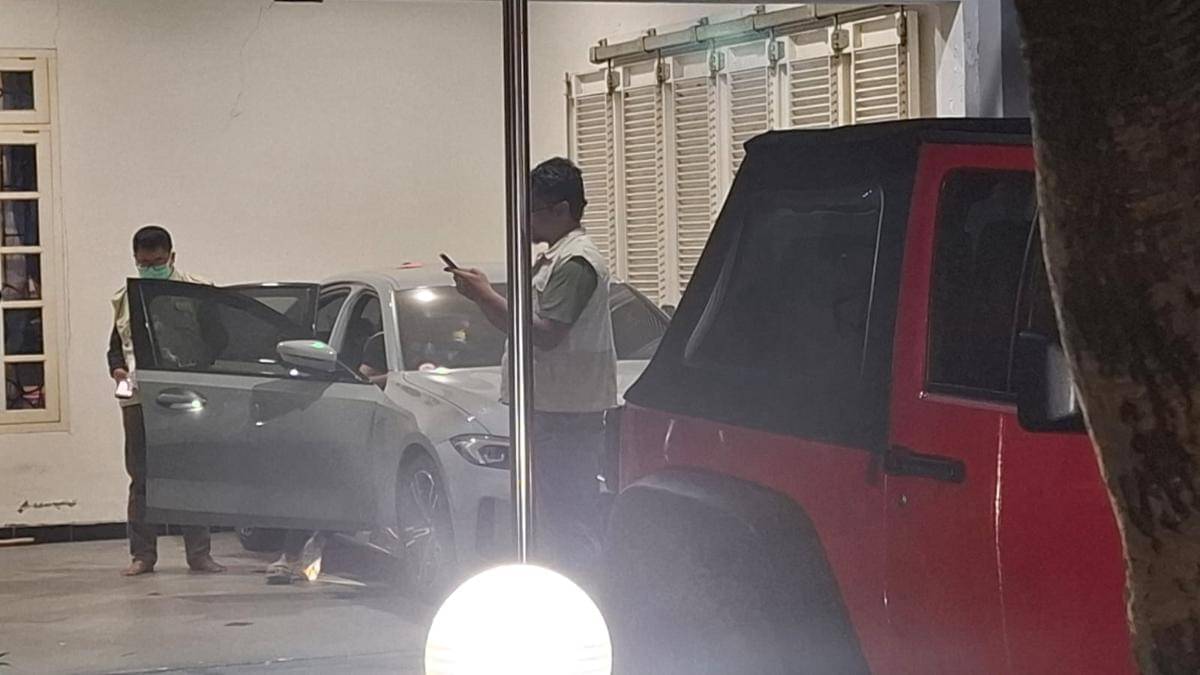 Dua mobil mewah di garasi jenis Jeep Rubicon merah bernopol N 47 MA dan BMW putih bernopol L 47 MA. IDN Times/Riyanto.