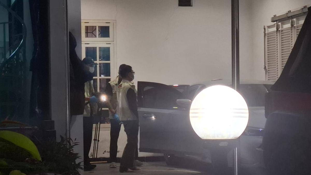 Dua mobil mewah di garasi jenis Jeep Rubicon merah bernopol N 47 MA dan BMW putih bernopol L 47 MA. IDN Times/Riyanto.