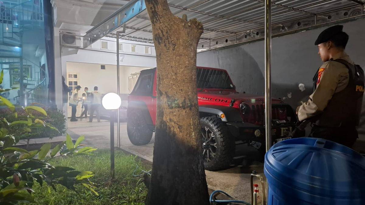 Dua mobil mewah di garasi jenis Jeep Rubicon merah bernopol N 47 MA dan BMW putih bernopol L 47 MA. IDN Times/Riyanto.