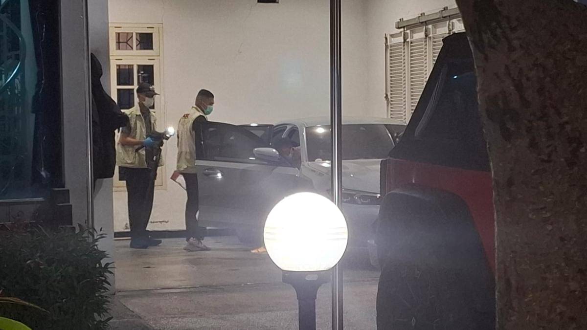 Dua mobilDua mobil mewah di garasi jenis Jeep Rubicon merah bernopol N 47 MA dan BMW putih bernopol L 47 MA. IDN Times/Riyanto. mewah di garasi jenis Jeep Rubicon merah bernopol N 47 MA dan BMW putih bernopol L 47 MA. IDN Times/Riyanto.