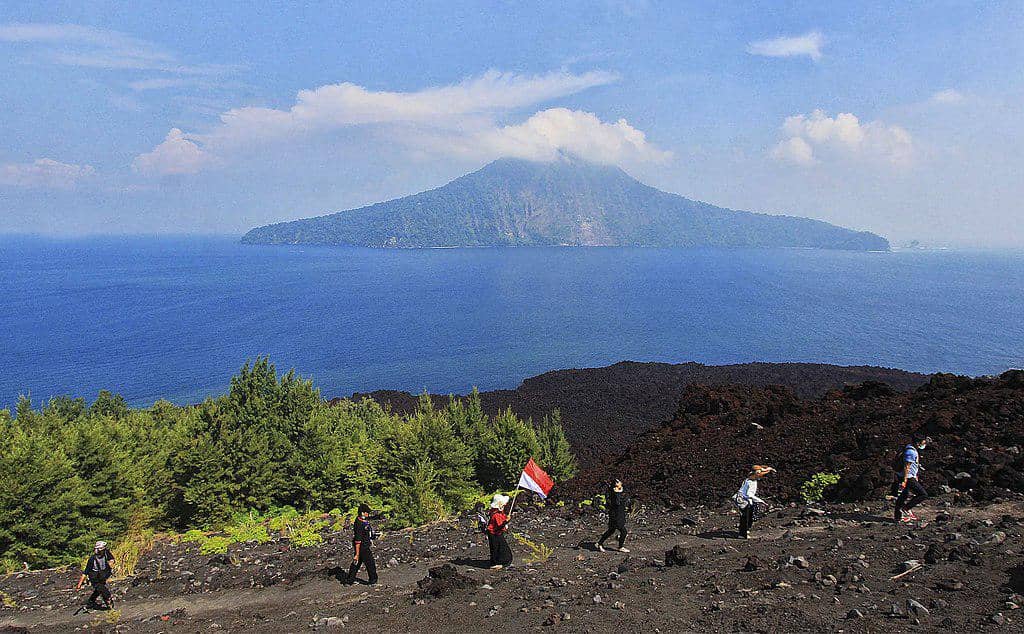 Potret anak krakatau dari kejauhan