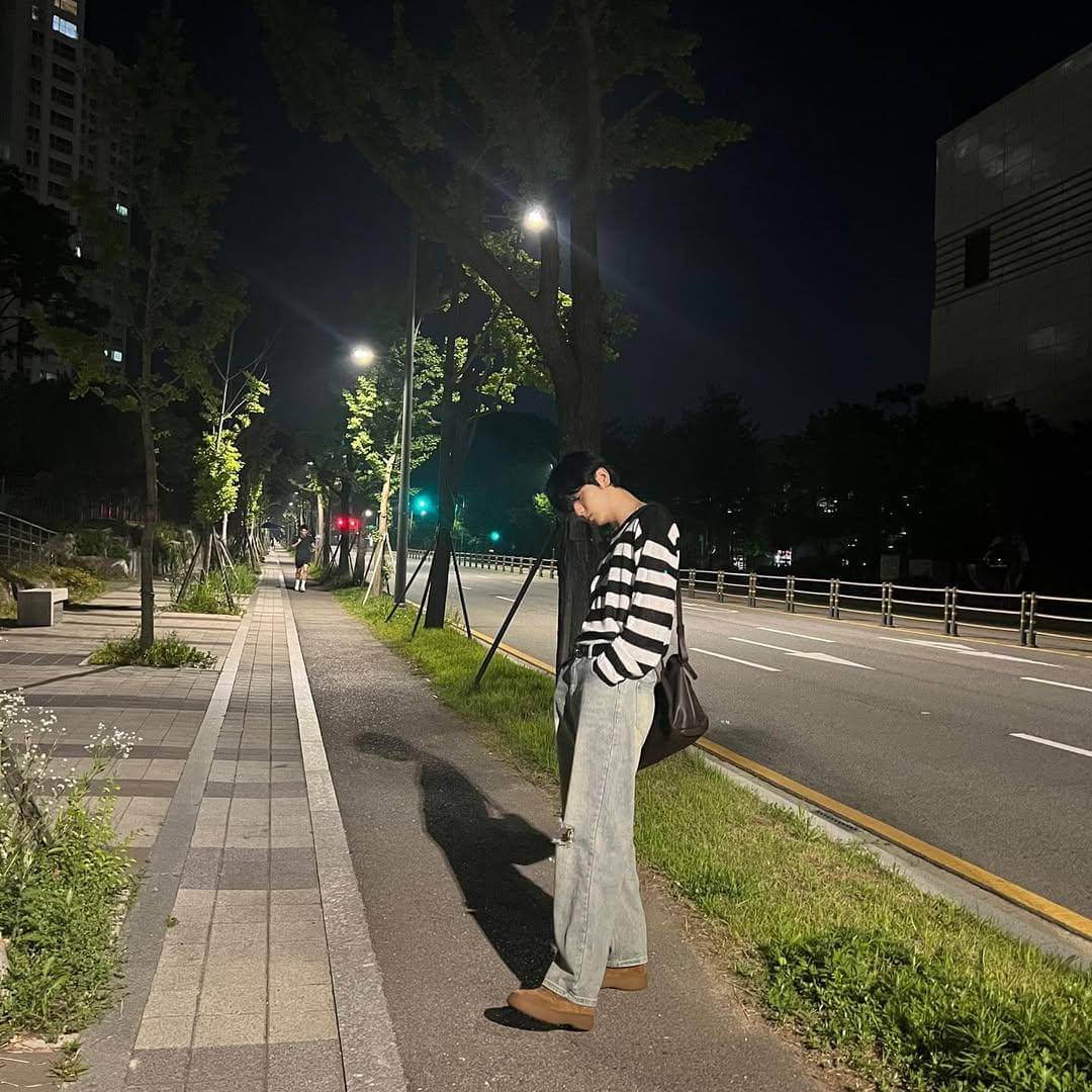 ide padu padan celana jeans ala Soobin TXT